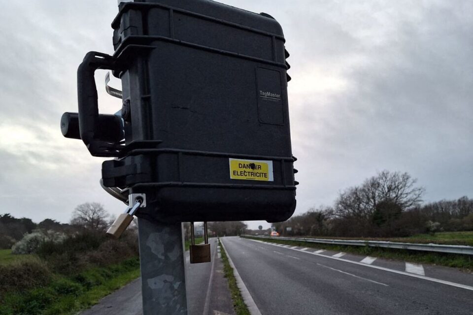 Équipement de comptage routier installé en bord de route