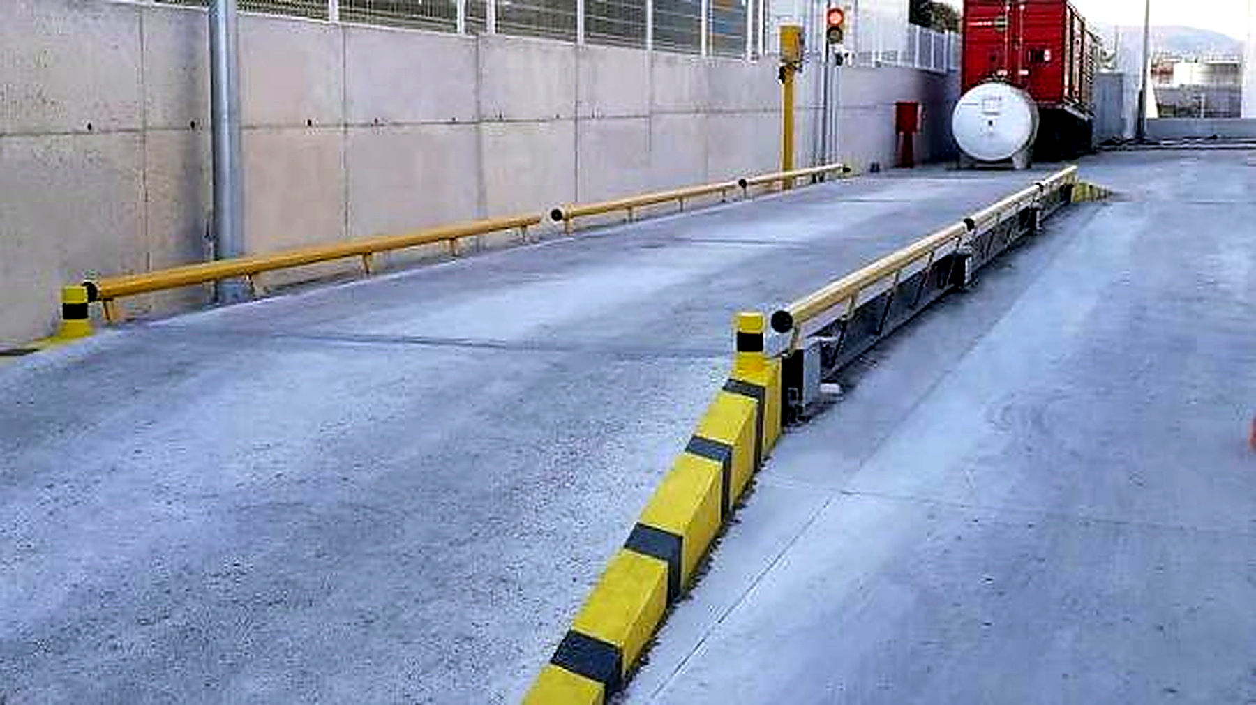 Pont-bascule industriel avec bordures de sécurité jaunes
