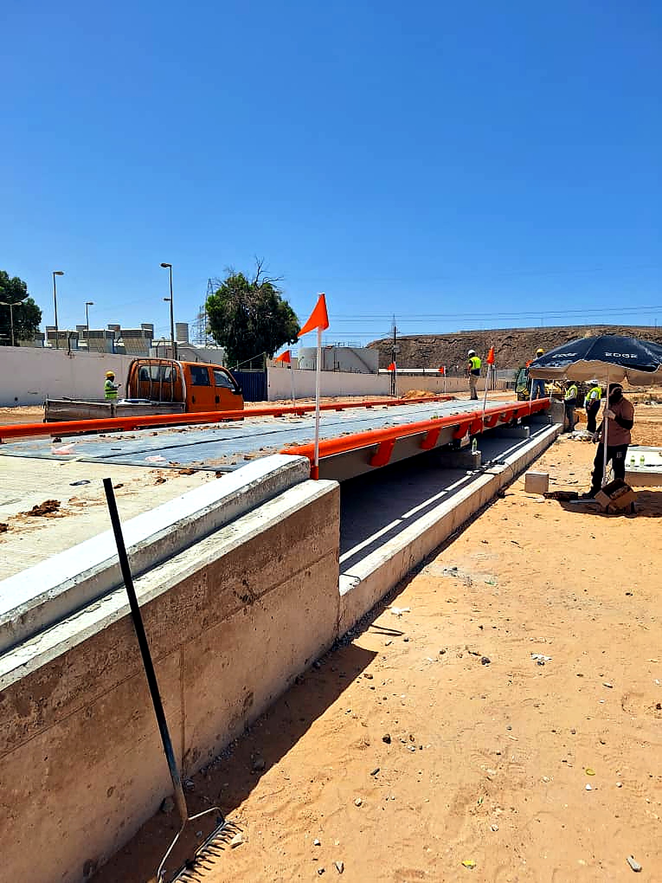 Chantier d’installation de pont-bascule avec équipe technique