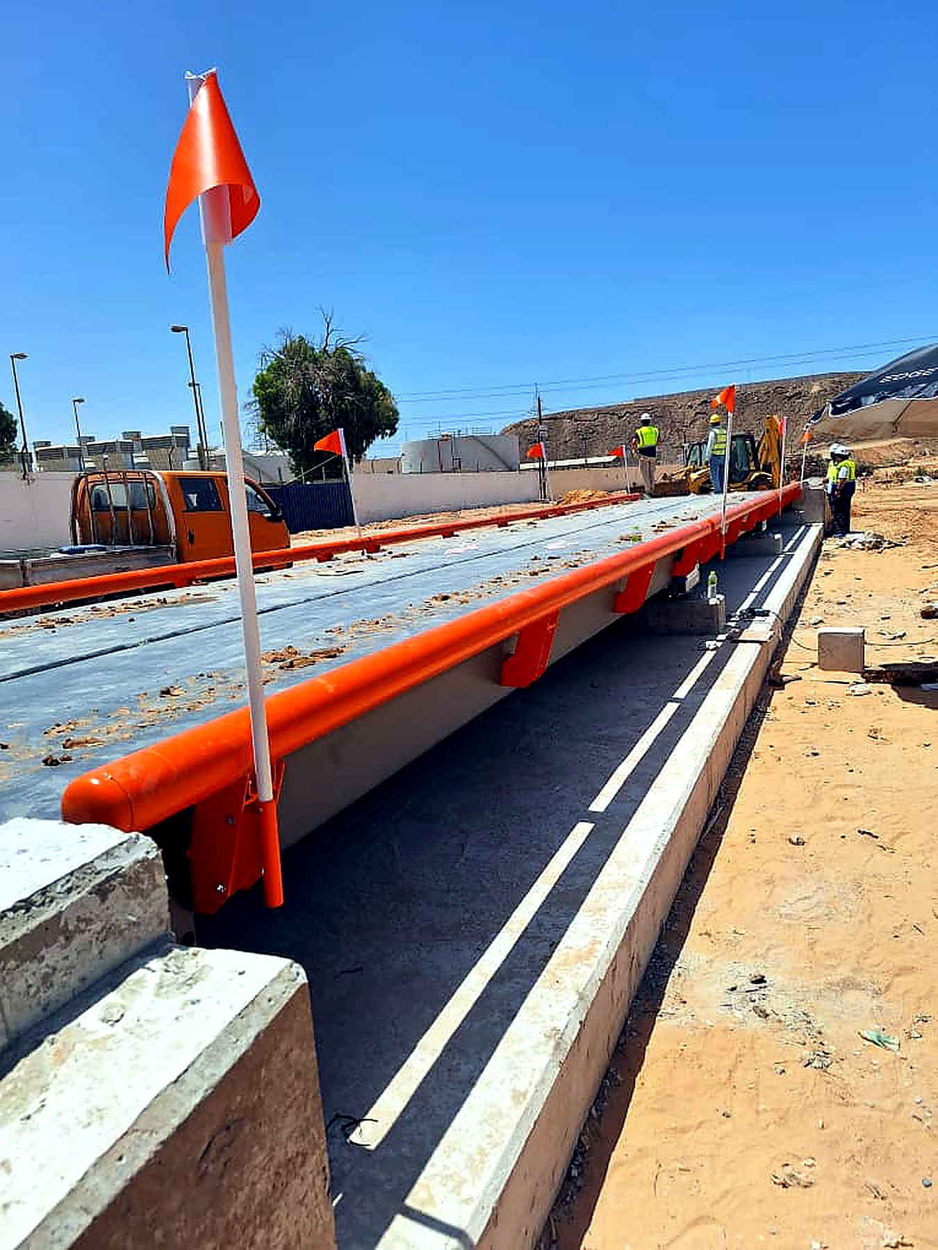 Pont-bascule Solstice en installation avec garde-corps orange